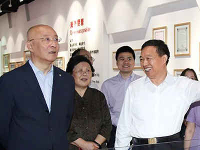中國(guó)建筑材料聯(lián)合會(huì)黨委書(shū)記、會(huì)長(zhǎng)閻曉峰一行親臨鵬飛集團(tuán)調(diào)研